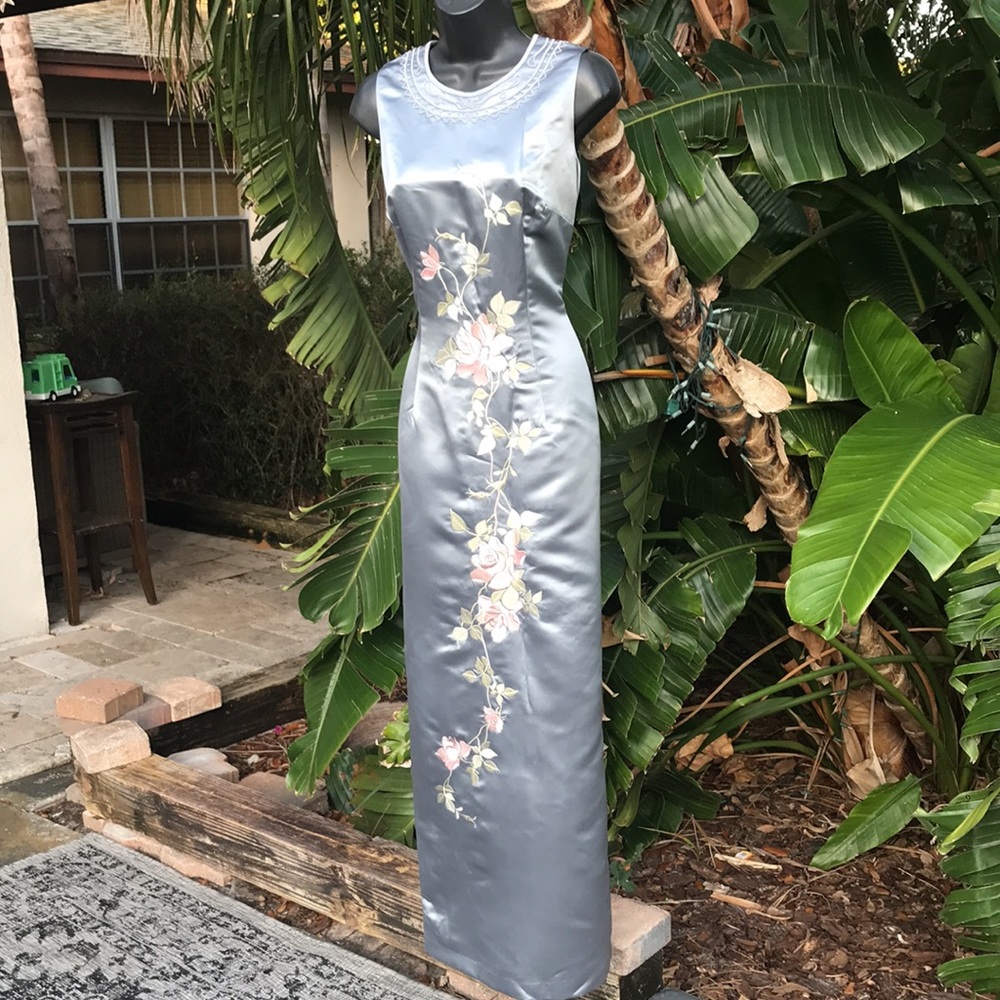 Embroidered satin column maxi dress or CheongSam - Picture 7 of 17